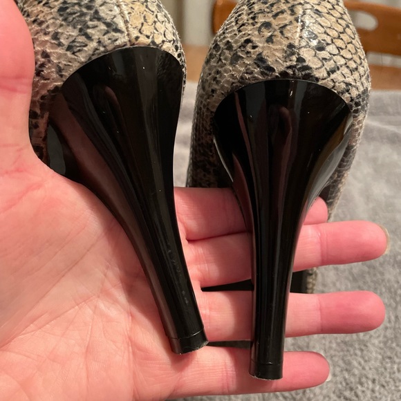 Snakeskin pumps - Picture 7 of 10